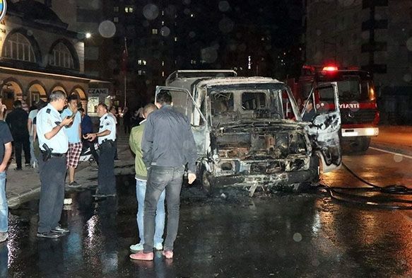 Seyir halindeki bir minibüs alev alev yandı