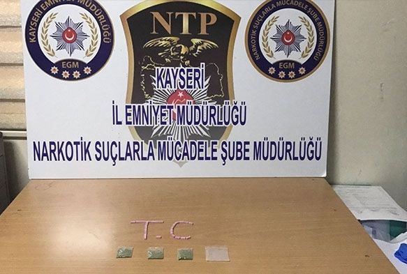 Durdurulan araçta çok sayıda uyuşturucu hap ele geçirildi