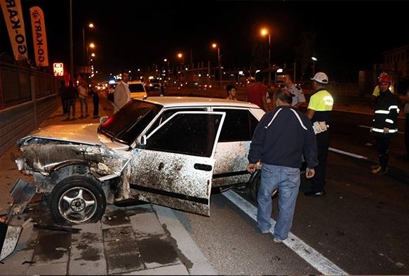 Otomobiller çarpıştı: 4 Yaralı