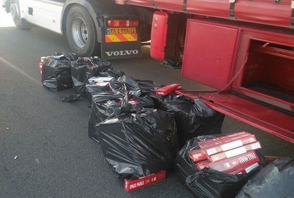 Durdurulan tırda 6 bin 300 paket kaçak sigara ele geçirildi