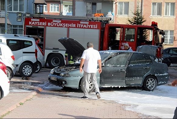 Yanan otomobil itfaiye ekipleri tarafından söndürüldü