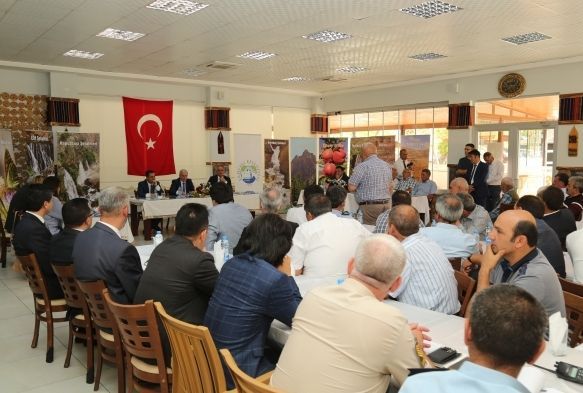 Vali Kamçı Yahyalı’da Muhtarlarla Buluştu