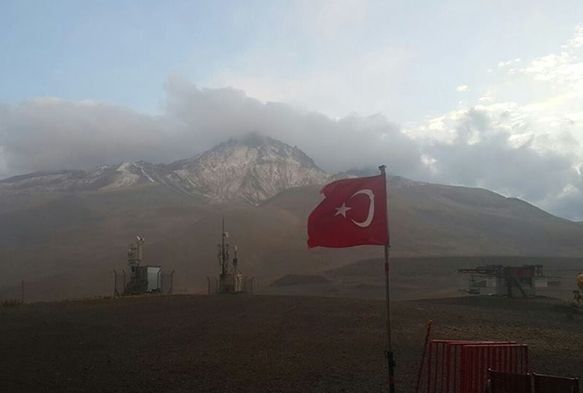 Erciyes Dağı'na sezonun ilk karı yağdı