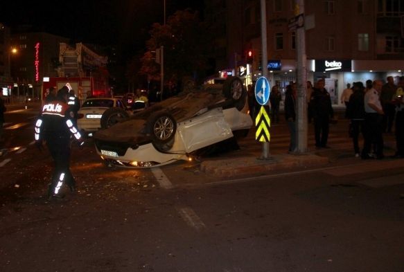 Otomobil takla atarak ters döndü