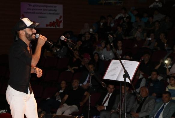 Kötü alışkanlıkları anlatmak için şarkıların sözlerini değiştirdiler