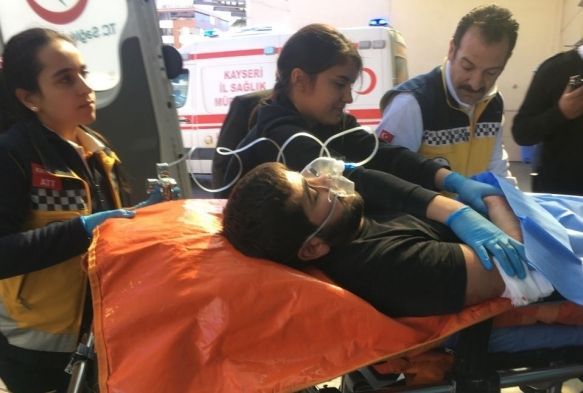 Adliye önünde bıçaklı kavga: 1 yaralı