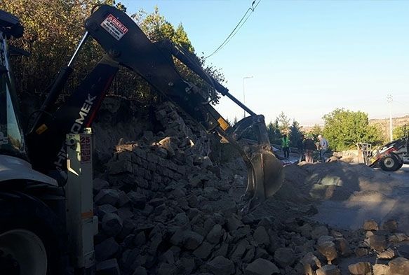 İstinat duvarı çöktü: 1 işçi yaralandı