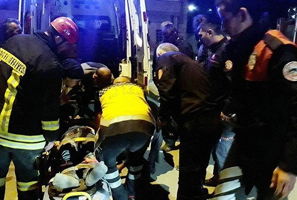 Çöken duvarların arasında kalan 1 kişi yaralandı