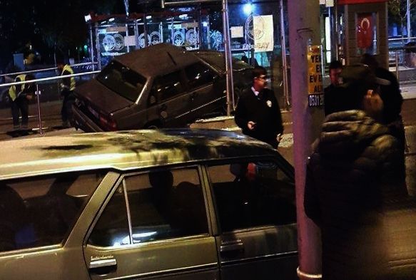 Aracın altında kalmaktan saniyelerle kurtuldular