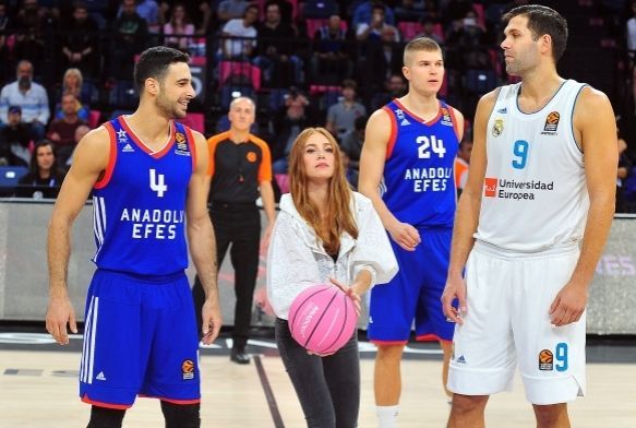 Anadolu Efes - Real Madrid manda pembe top ile hava at yapld