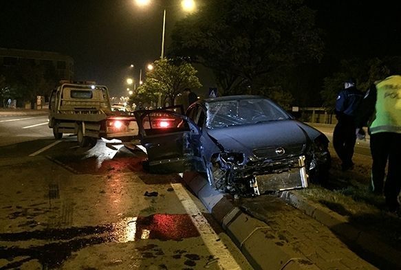 Kaza yapan otomobilde bulunan 4 kişi yara almadan kurtuldu