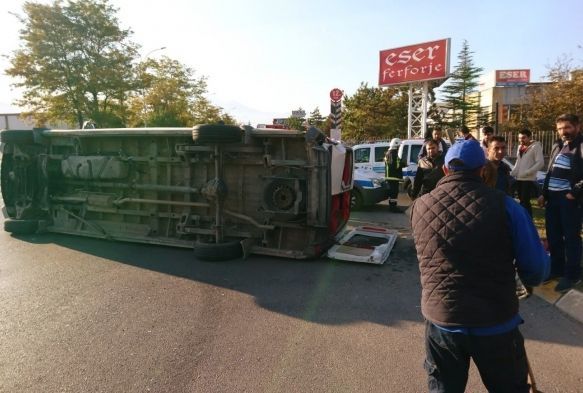 Kayseri OSB'de işçi servisleri çarpıştı: 11 yaralı