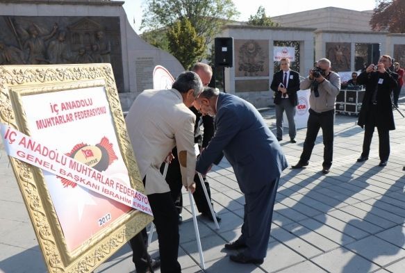 Muhtarlar Atatürk Anıtı’na çelenk bıraktı