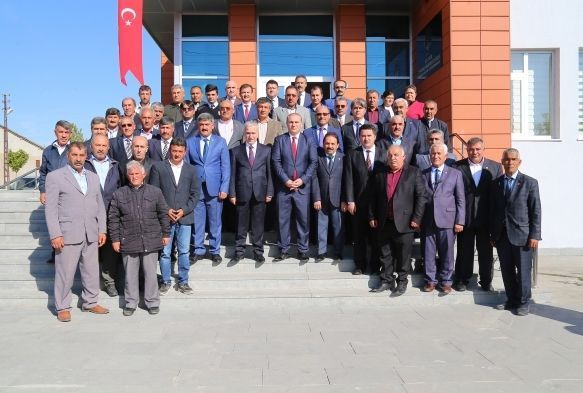 Vali Kamçı Sarıoğlan’da muhtarlarla bir araya geldi