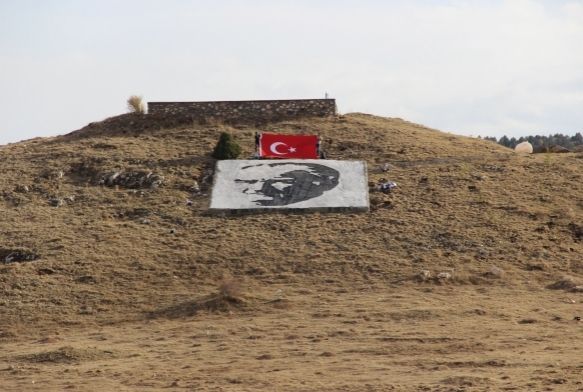 Ky sakinleri yamata dev Atatrk portresi yapt
