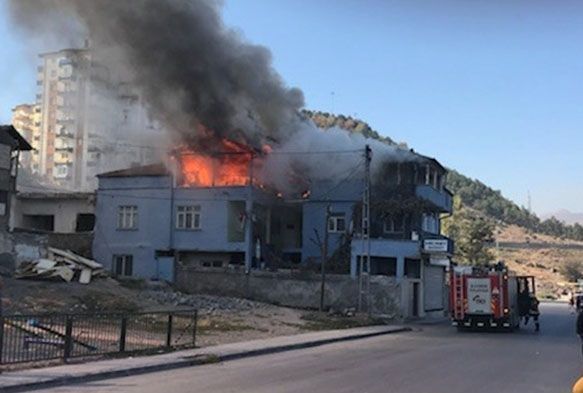 Karacaoğlu Mahallesi'nde korkutan yangın