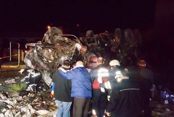 Freni patlayan tanker otomobilleri biti: 2 l, 4 yaral