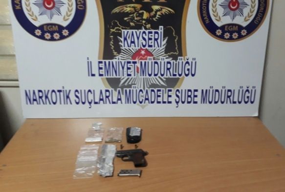 Polisten kaçan uyuşturucu zanlısı kendi çocuğunu rehin aldı