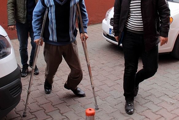 Oğlunu boğarak öldüren engelli baba hakim karşısında