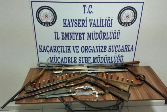 Evde yapılan aramada silah ve kılıç ele geçirildi