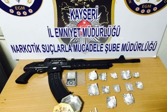 3 kişi, uyuşturucu madde ve otomatik tüfek ile yakalandı