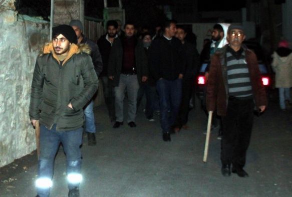 Ellerinde sopalarla hırsızları bekliyorlar