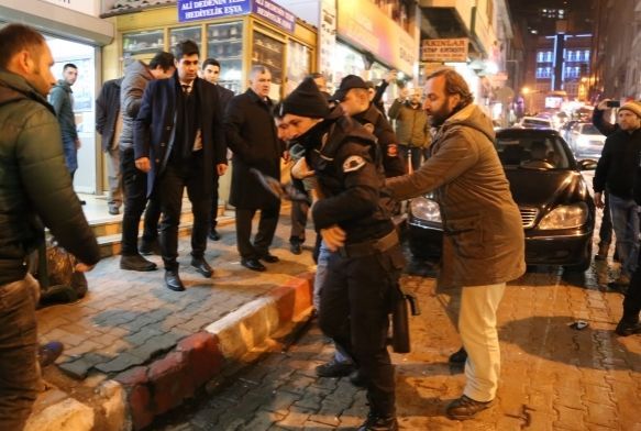 Ensar vakfnn programn protesto eden 10 kii gzaltna alnd