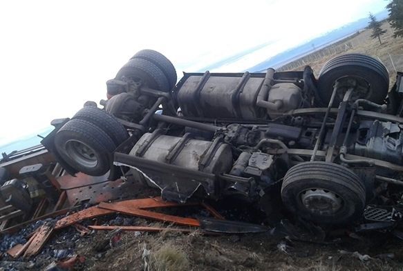 Direksiyon hakimiyeti kaybolan tır devrildi: 1 yaralı