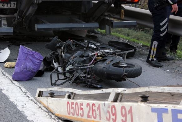  TEM'de motosiklet kamyonun altna girdi: 1 l