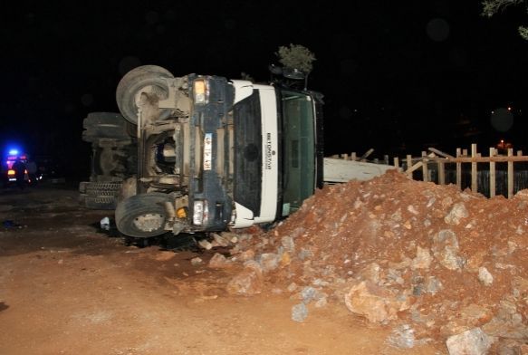 Beton dkme aracnn altnda kalan ii hayatn kaybetti