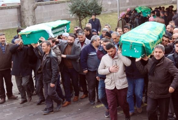Anne ve 3 çocuğu son yolculuğuna uğurlandı