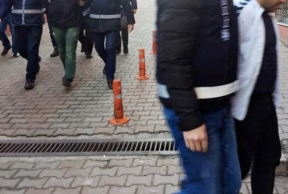 Akıl sağlığı yerinde olmayan şahsı dolandıran 5 kişi yakalandı