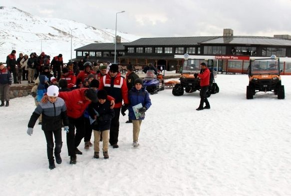 Öğrenciler hayatlarında ilk defa Erciyes Dağı’nda eğlendi