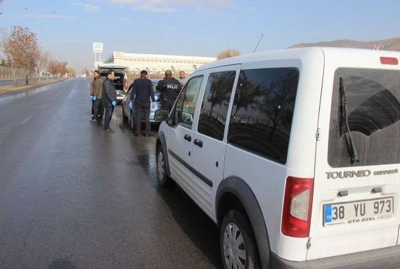 Fabrika bekçisi aracında ölü bulundu