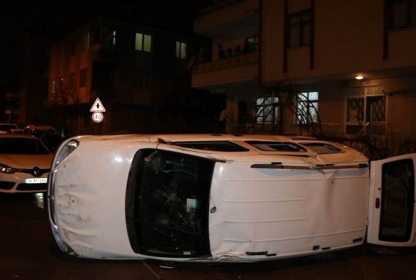 Yan yatan otomobildeki iki kişi yaralandı