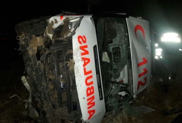 Ambulans şarampole devrildi: 3 yaralı