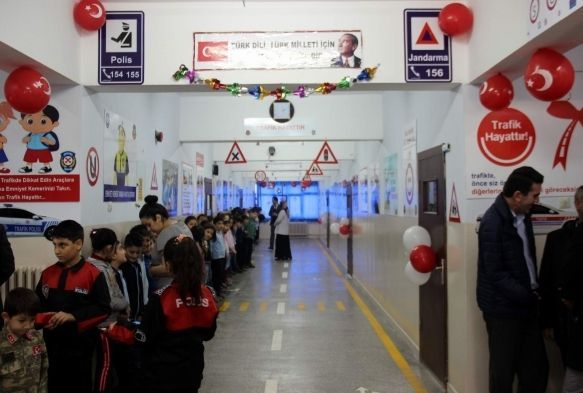 Minik öğrenciler trafik kurallarını okul koridorunda öğrenecek