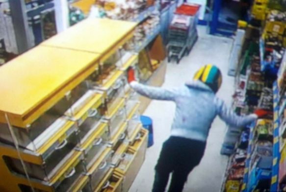 Polis ile hrszlar arasnda atma