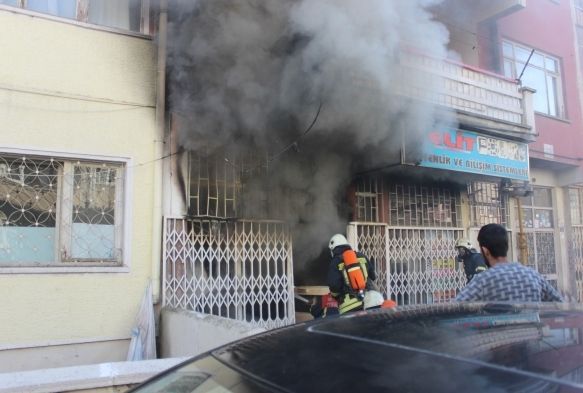 Suriyelilerin depo olarak kullandığı dükkan yangında kül oldu