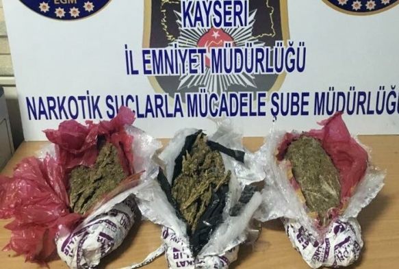 Narkotik köpeği ile yapılan aramada 3 kilo esrar ele geçirildi