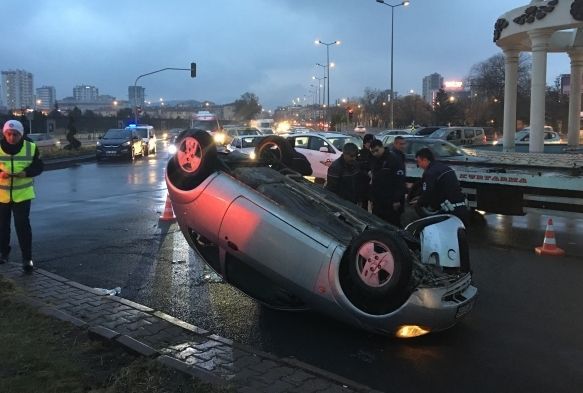 Kazaya karışan araç ters döndü