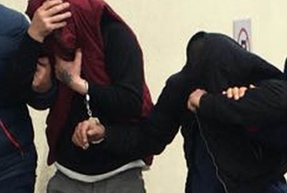 Kovalamacada yakalanan uyuşturucu zanlıları hakim karşısında