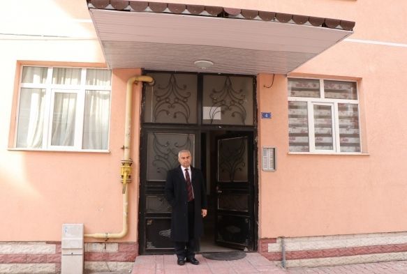 Okuma hasretini dindirmek için öğrencilere ev bağışladı