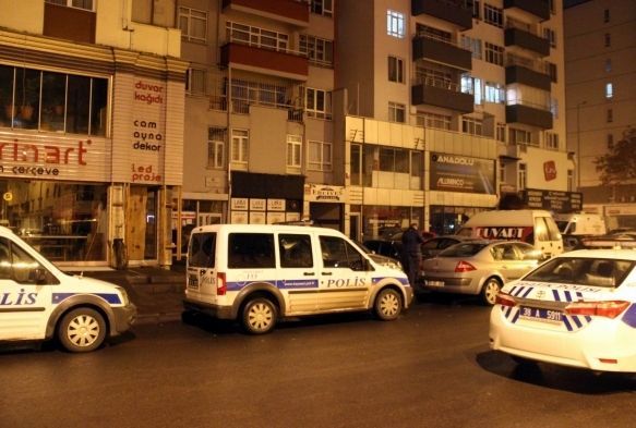 Babasını boğazını keserek öldürdü