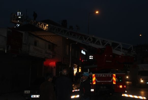 İki katlı binanın çatısında çıkan yangını itfaiye ekipleri söndürdü