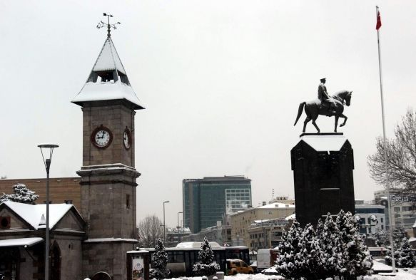 Kayseri’de kar yağışı kartpostallık görüntüler oluşturdu