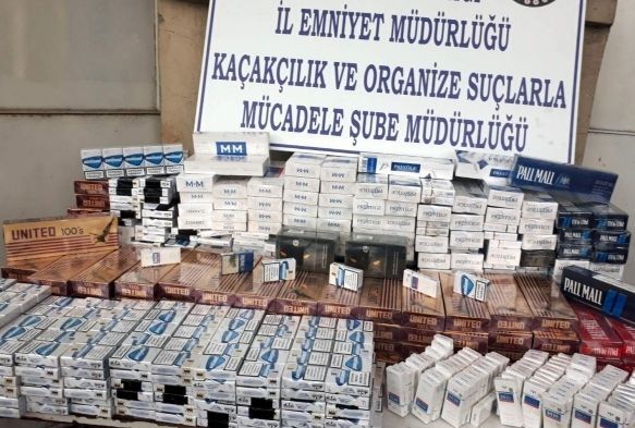 Evi kaçak sigara deposu olarak kullanmış