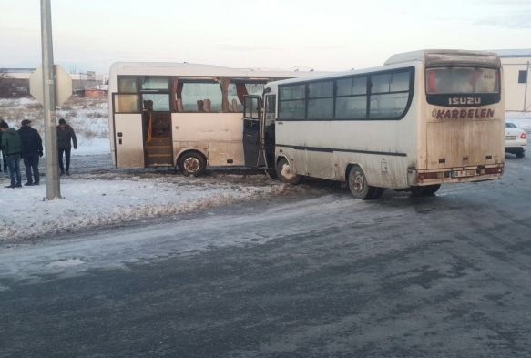 2 işçi servisi çarpıştı: 10 hafif yaralı