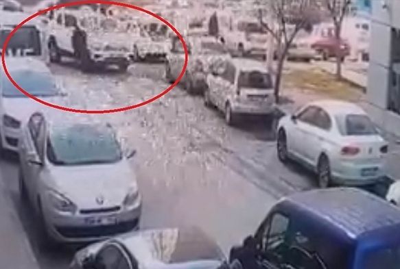 Karşıdan karşıya geçmeye çalışan yayaya araç çarptı