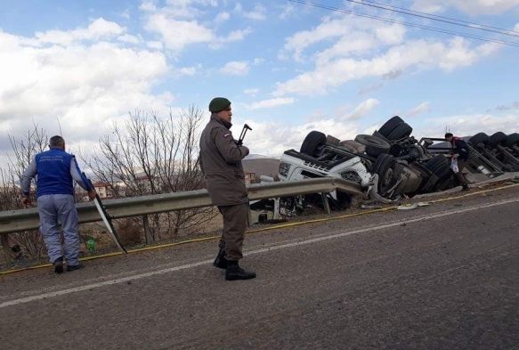 Tır yan yattı! Sürücü hayatını kaybetti